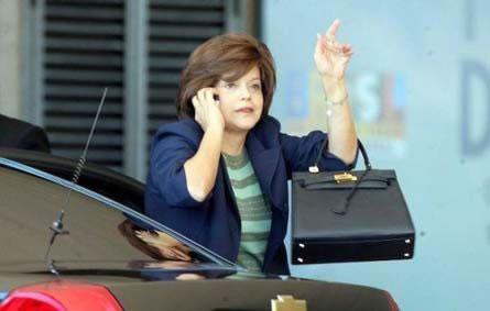 Dilma e a bolsa Kelly da Hèrmes. Seria um falso produto? (foto O Globo colhida na internet)